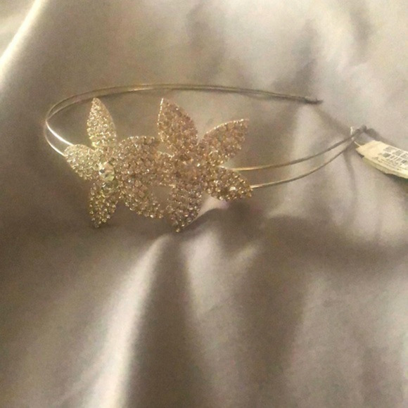 Crystal flowered silver headband‎ NWT sparkly and eye catching - Picture 1 of 4